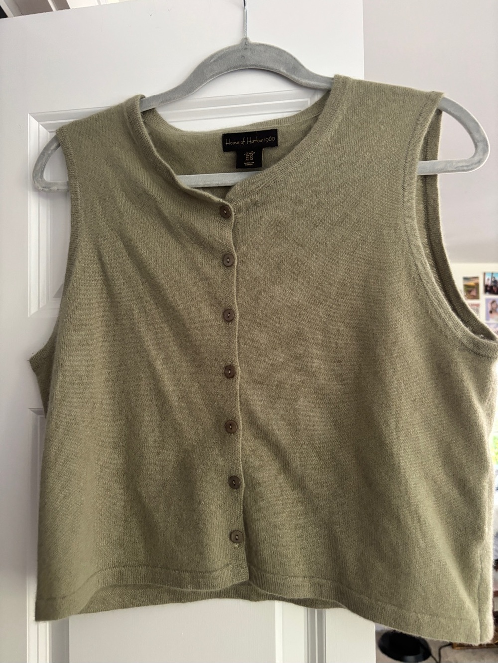 100% Cashmere House of Harlow Olive Sleeveless Button-Front Top